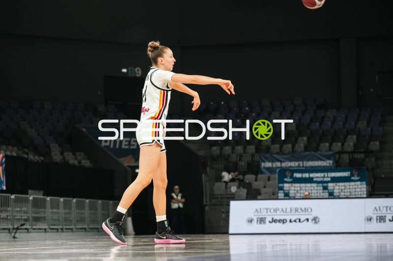 Deutschland u16w-Spielerin beim Wurfabschluss in der Pitesti Arena