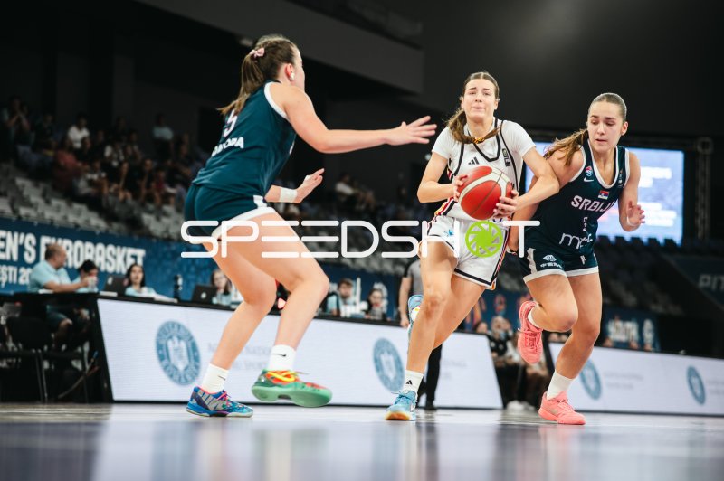 Ballführende Spielerin im Zweikampf beim Women's EuroBasket in Pitesti