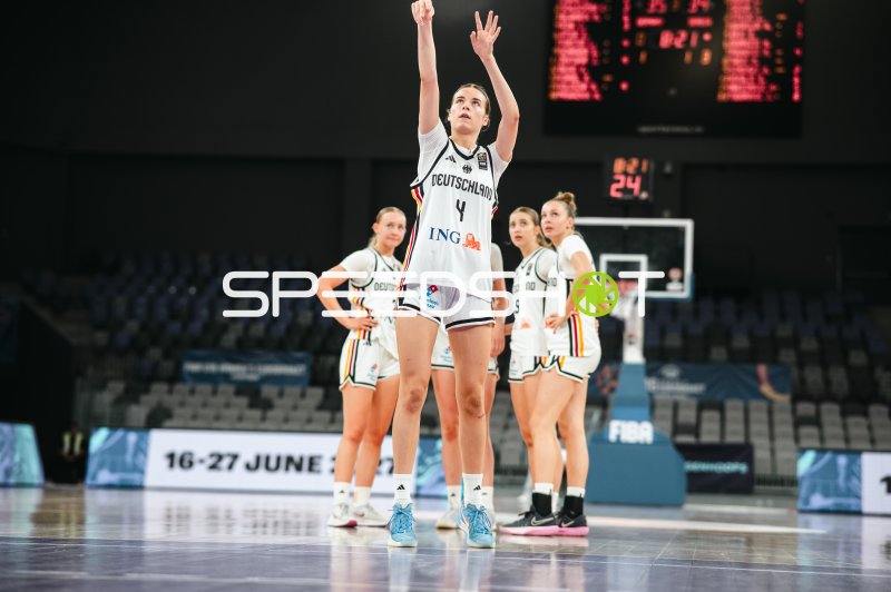 Clara Rink (#4; Team Deutschland u16w) beim Freiwurf in Pitesti