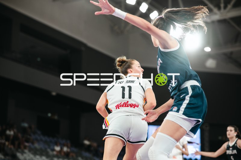 Jamie Zentgraf (#11; Deutschland u16w) im Zweikampf in Pitesti