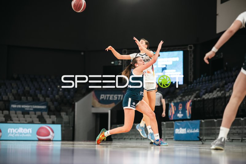 Zweikampf beim U16-Frauen-Basketball in der Pitesti Arena