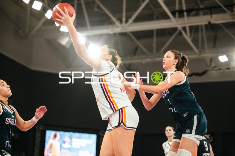 Deutschland u16w im Zweikampf gegen Serbien beim Korbwurf