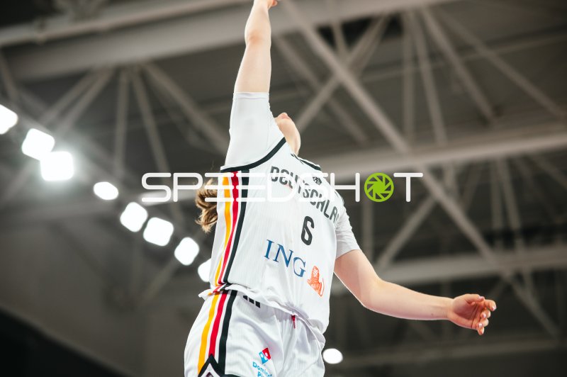 Emilia Atsur (#6; Deutschland u16w) beim Wurfabschluss in Pitesti