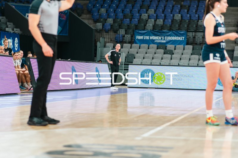 Trainer beobachtet das Spielgeschehen beim FIBA U16 Women's EuroBasket 2026