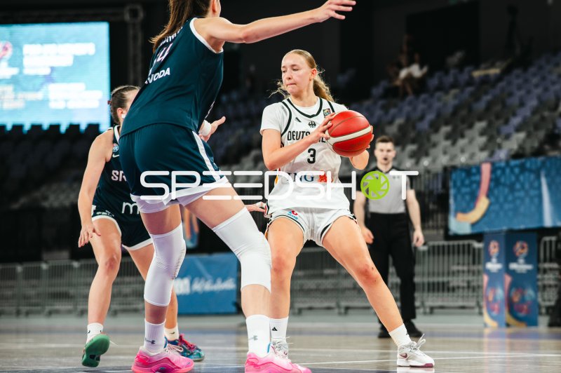 Ana Gavrilov (#3; Deutschland u16w) im Zweikampf in Pitesti