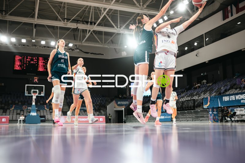 Emilia Atsur (#6; Deutschland u16w) beim Korbwurf gegen Serbien