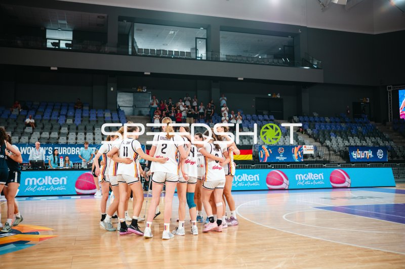 Team Deutschland u16w feiert gemeinsam nach dem Spiel in Pitesti