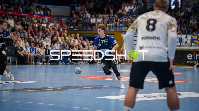 Paul Bones (#24; EHV Aue) im Angriffslauf in der Erzgebirgshalle