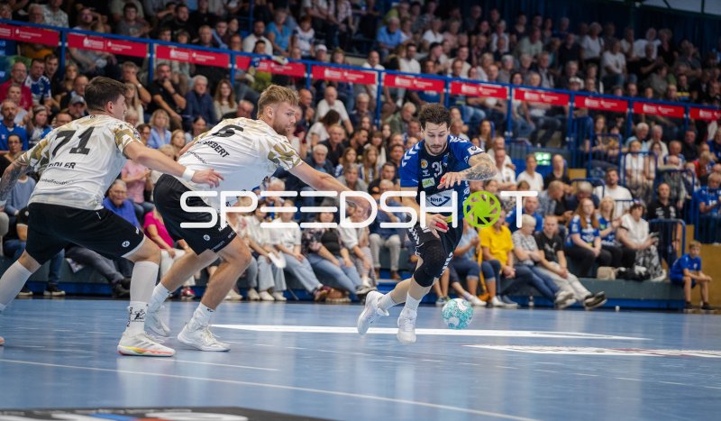 Sebastian Paraschiv (#35; EHV Aue) im Angriff gegen HC Elbflorenz