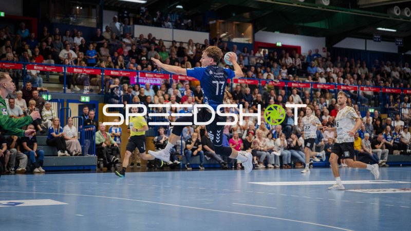Robin Cantegrel (#77; EHV Aue) beim Sprungwurf in der Erzgebirgshalle