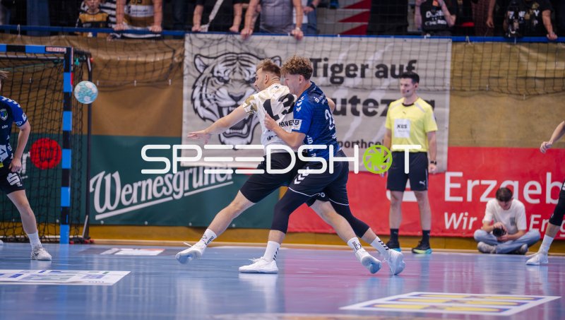 Anton Preußner (#13; HC Elbflorenz) im Zweikampf gegen EHV Aue