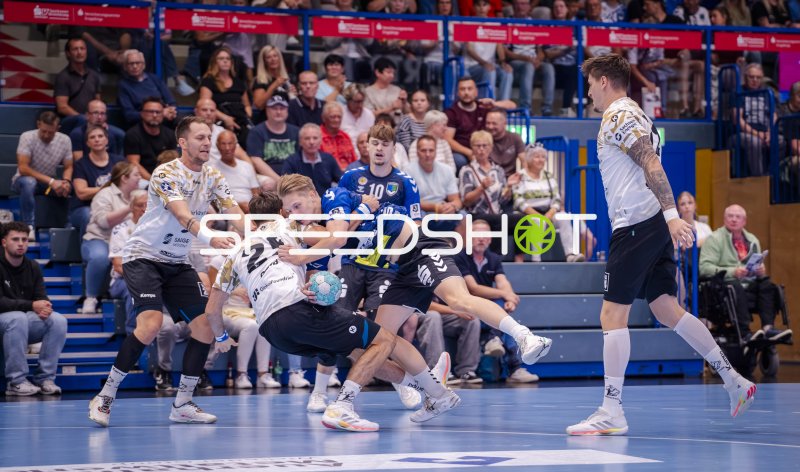 Julius Dierberg (#9; HC Elbflorenz) im Zweikampf gegen Justin Döbler (#34; EHV Aue)