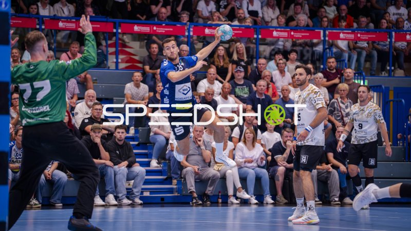 Francisco Pereira (#19; EHV Aue) beim Sprungwurf gegen HC Elbflorenz