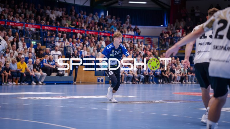 Paul Bones (#24; EHV Aue) mit Ball im Angriff