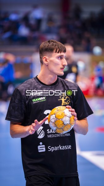 Dominik Skopár (HC Elbflorenz) mit Ball in der Erzgebirgshalle