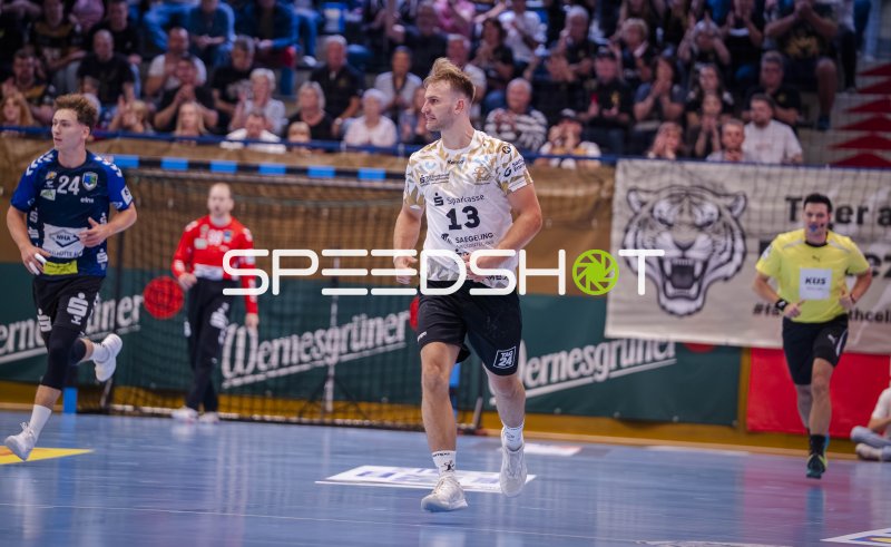 Anton Preußner (#13; HC Elbflorenz) läuft durchs Spielfeld in Aue