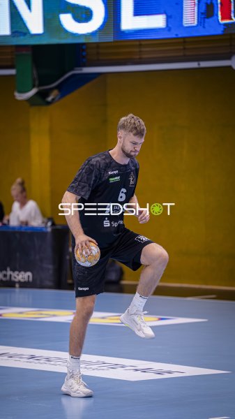 Kevin Roch (#6; EHV Aue) mit Ball in Spielaktion