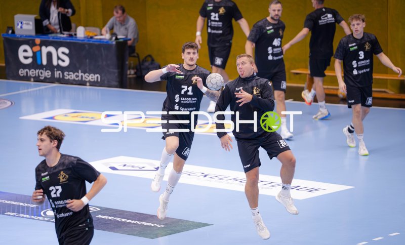 Oliver Seidler (#71; HC Elbflorenz) beim Sprungwurf im Aufwärmen