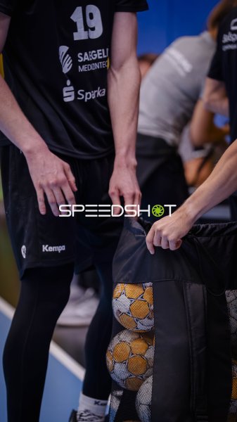 Francisco Pereira (#19; EHV Aue) am Ballnetz vor dem Spiel