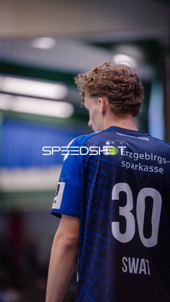 Jonko Swat (#30; EHV Aue) von hinten in der Erzgebirgshalle