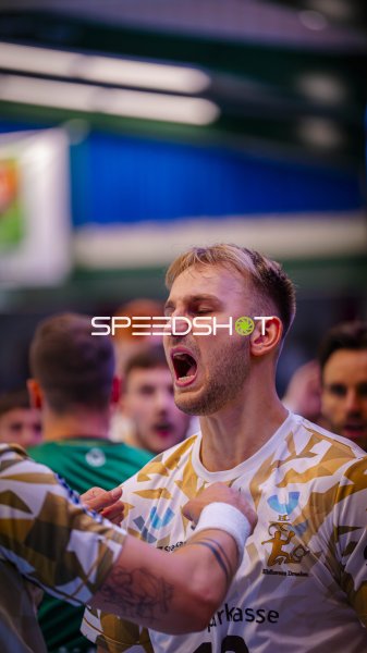 Anton Preußner (HC Elbflorenz) feuert sein Team lautstark an