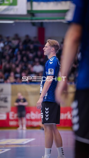 Justin Döbler (EHV Aue) beobachtet das Spielgeschehen in der Erzgebirgshalle