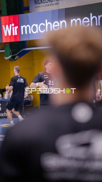 Ediz Aktaş (#21; HC Elbflorenz) mit Ball in der Erzgebirgshalle