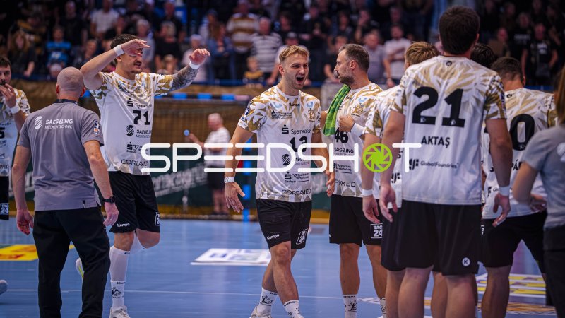 Anton Preußner (#13; HC Elbflorenz) jubelt mit Teamkollegen in der Erzgebirgshalle