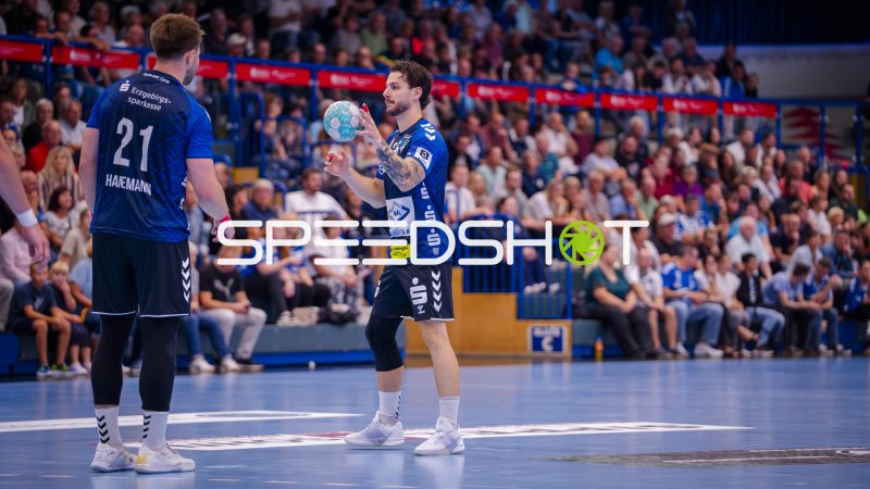Sebastian Paraschiv (#35; EHV Aue) bereitet Wurf vor