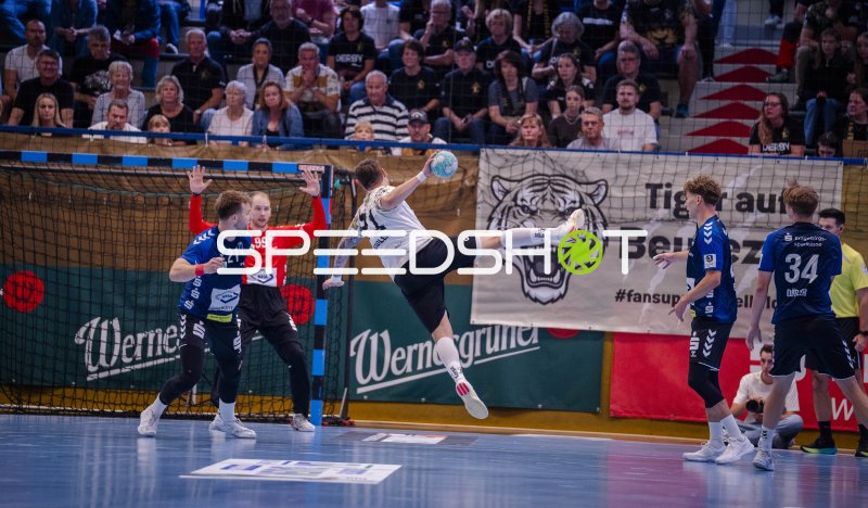 Oliver Seidler (#71; HC Elbflorenz) beim Sprungwurf gegen EHV Aue