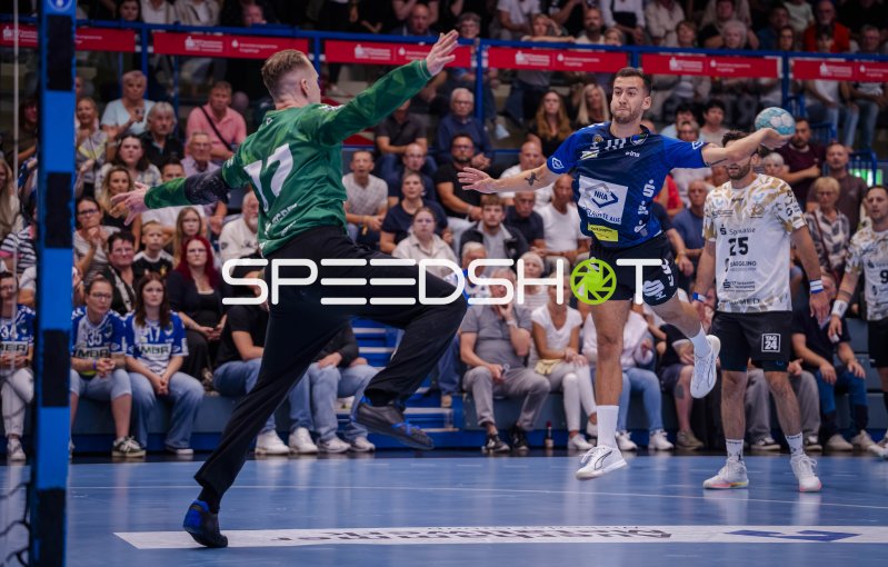 Francisco Pereira (#19; EHV Aue) beim Wurf gegen HC Elbflorenz