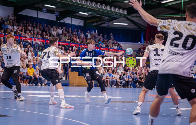 Daniel Bláha (#19; HC Elbflorenz) im Angriff gegen EHV Aue