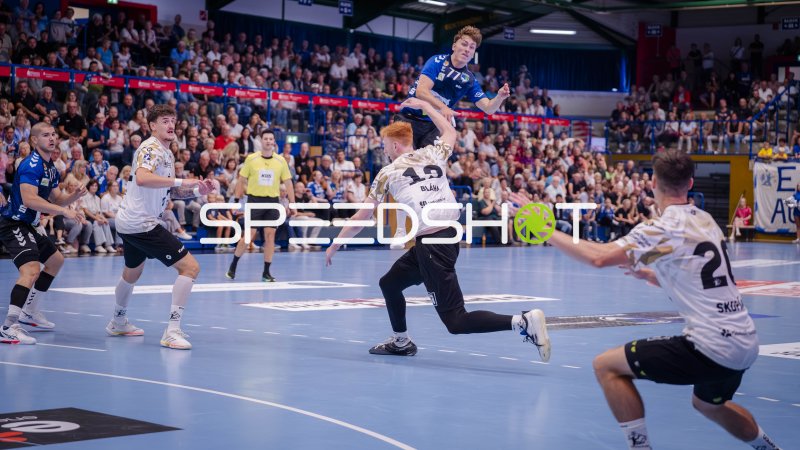 Sergi Ala Sanchez (EHV Aue) beim Sprungwurf gegen HC Elbflorenz