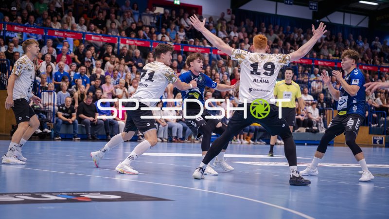 Paul Bones (#24; EHV Aue) im Zweikampf gegen HC Elbflorenz