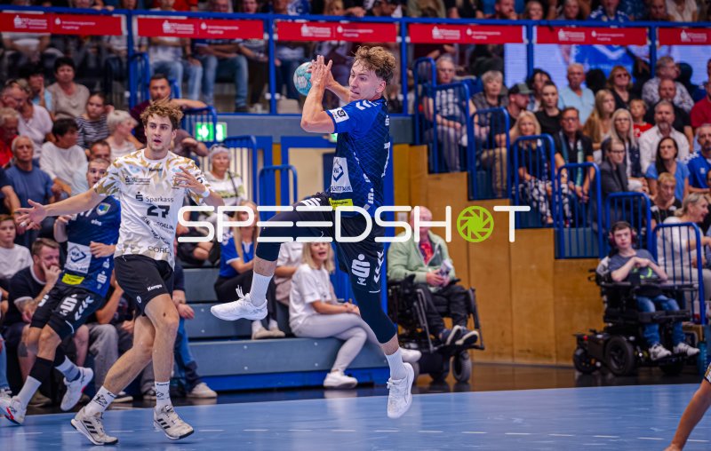 Nils Fuhrmann (#27; HC Elbflorenz) beim Sprungwurf in der Erzgebirgshalle