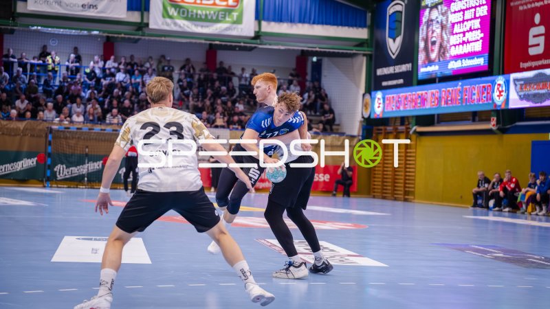 Ivar Stavast (#23; HC Elbflorenz) im Zweikampf gegen EHV Aue