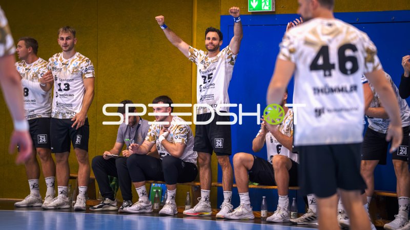 Sebastian Greß (#25; HC Elbflorenz) jubelt an der Seitenlinie