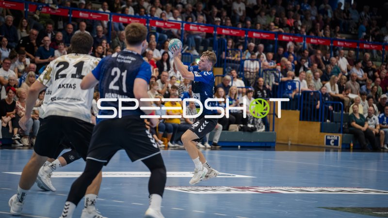 EHV Aue Spieler beim Sprungwurf gegen Ediz Aktaş (#21; HC Elbflorenz)