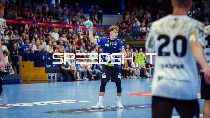 Paul Bones (#24; EHV Aue) beim Wurfansatz in der Erzgebirgshalle