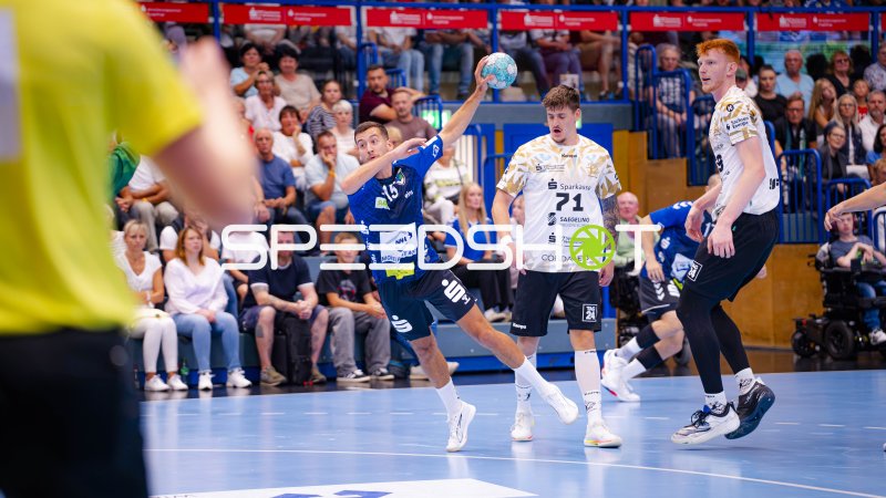 Francisco Pereira (#19; EHV Aue) beim Wurf gegen HC Elbflorenz