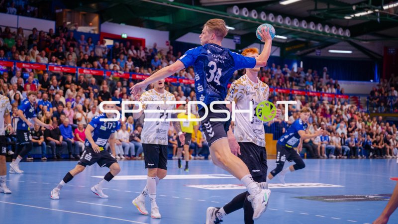 Justin Döbler (#34; EHV Aue) beim Sprungwurf gegen HC Elbflorenz