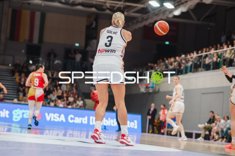 Alexandra Wilke (#3; Deutschland) beim Pass in der Sparkassen-Arena