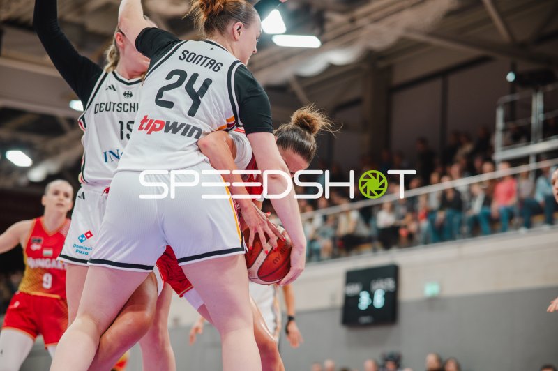 Lina Sontag (#24; Deutschland) im Zweikampf um den Ball gegen Ungarn