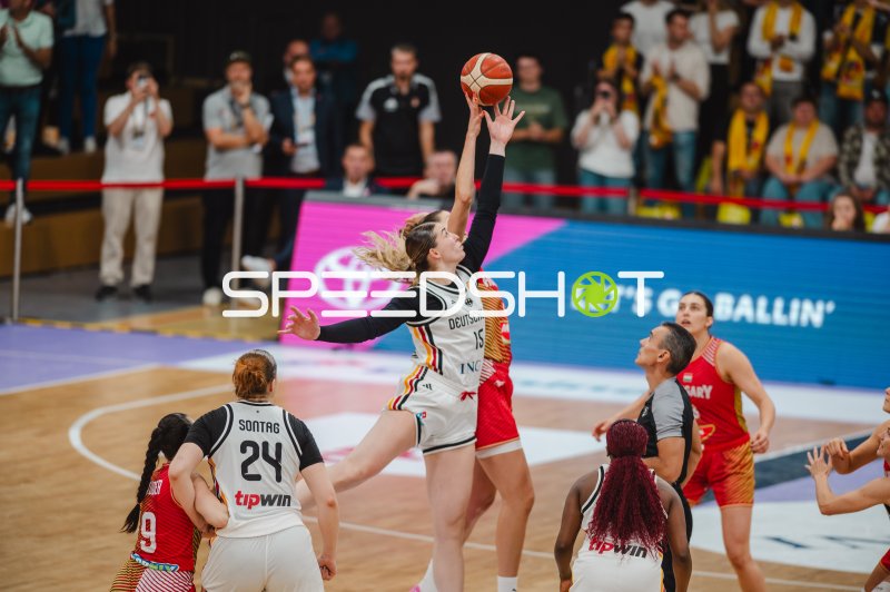 Luisa Geiselsöder (#15; Deutschland) beim Sprungball gegen Hungary