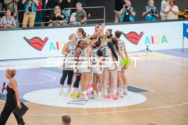 Emma Eichmeyer (#9; Deutschland) beim Mannschafts-Huddle in der Sparkassen-Arena