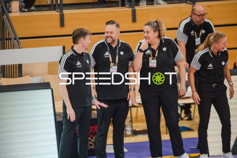 Deutschlands Basketball-Trainerteam an der Seitenlinie in Göttingen