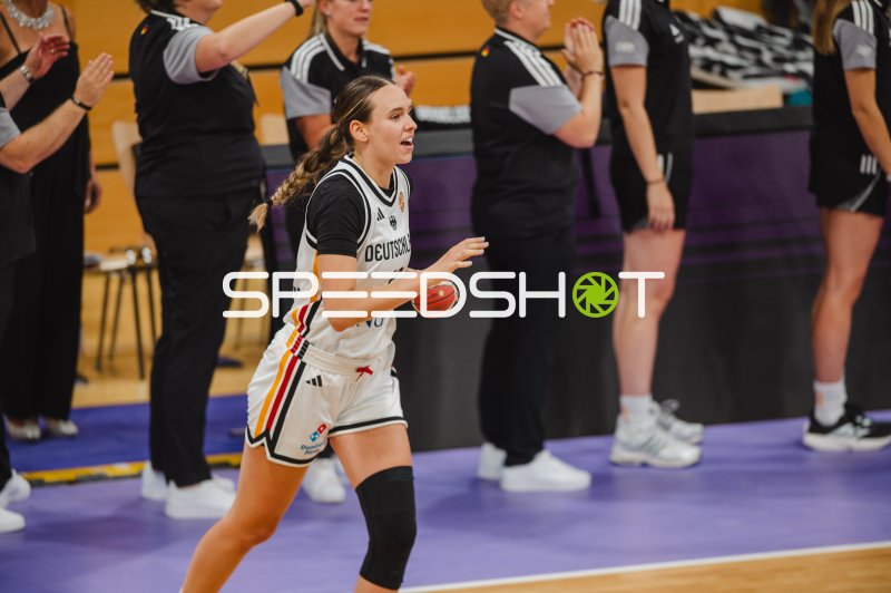 Emily Bessoir (#22; Deutschland A-Natio DamenBB 2026) mit Ball im Spielaufbau