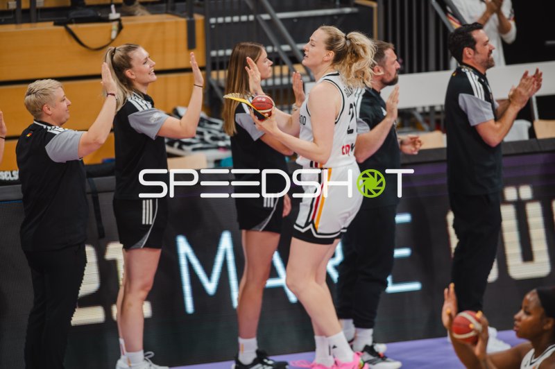 Marie Gülich (#21; Deutschland A-Natio DamenBB 2026) feiert mit dem Team an der Seitenlinie