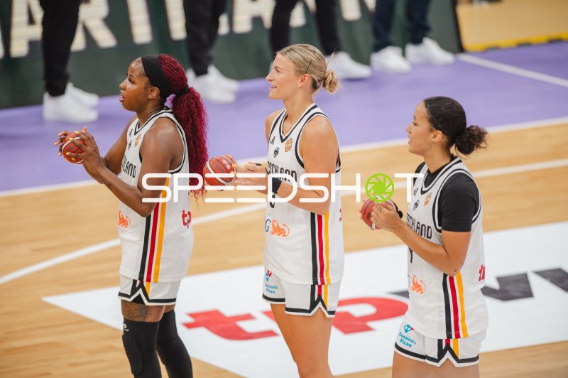 Drei Spielerinnen der deutschen Basketball-Nationalmannschaft mit Ball in der Sparkassen-Arena