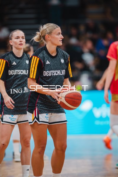 Zwei Spielerinnen der deutschen Basketball-Nationalmannschaft mit Ball
